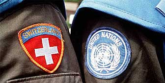 Dois emblemas no ombro de soldados