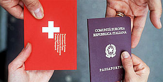 Händen greifen nach dem roten Schweizer Pass