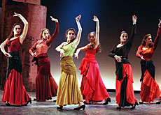 Seis bailaoras de flamenco en el escenario