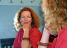 Brigitta Luisa Merki frente al espejo