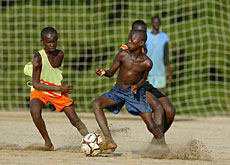 ragazzi africani giocano a calcio