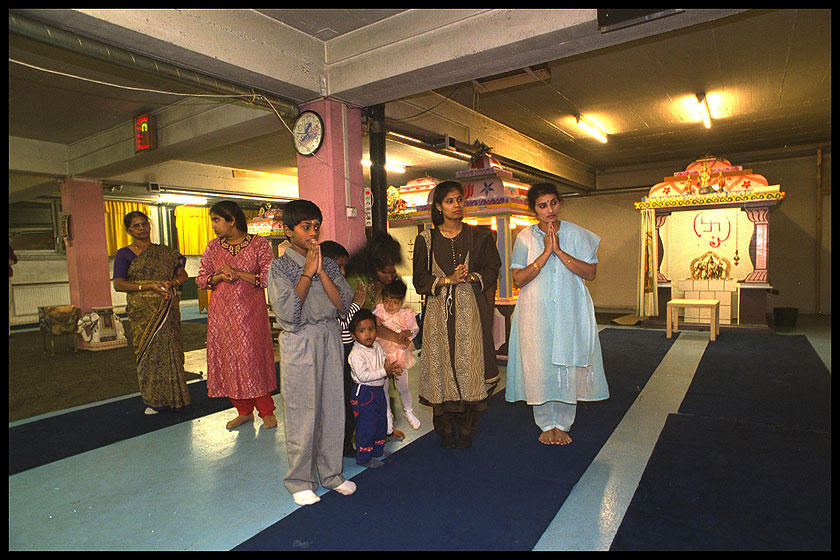 自上世纪80年代来自斯里兰卡的首批难民踏足瑞士，泰米尔人就在这片土地上继续他们的宗教崇拜。洛桑的一座地下车库因此被改建成印度寺庙。(RDB)