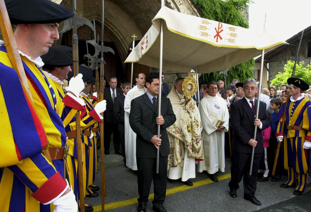 Exmiembros de la Guardia Suiza en procesión del Corpus Christi.