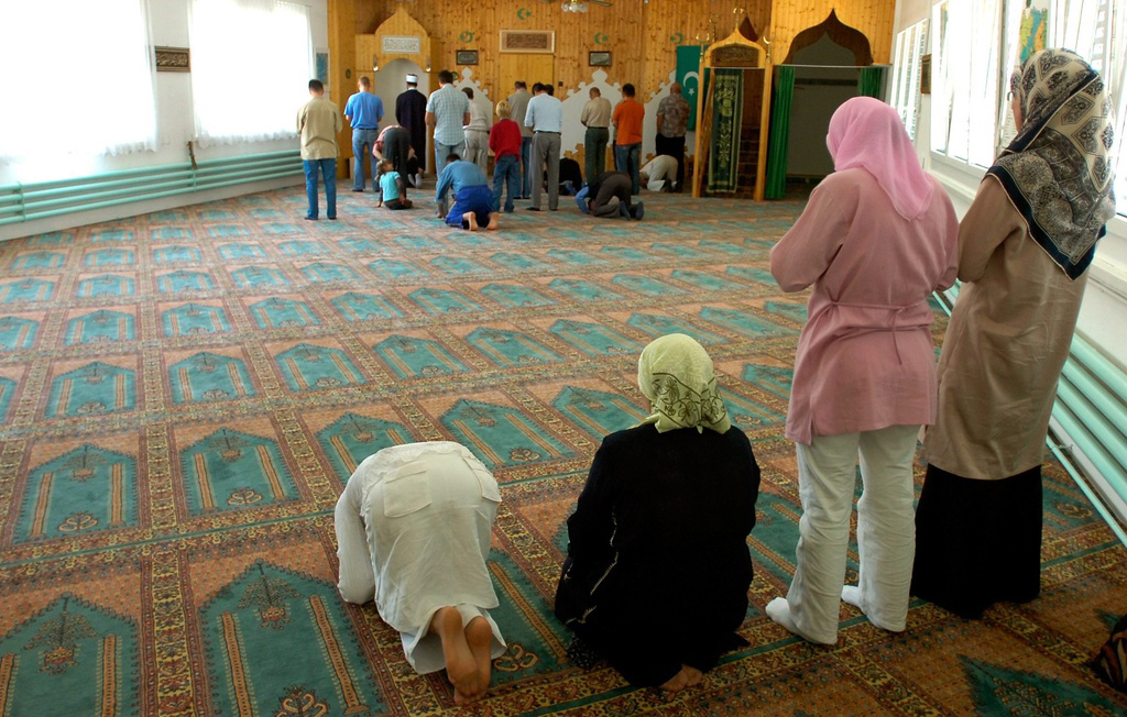 阿尔高州(Argau)祖芬根(Zofingen)的波斯尼亚文化中心：妇女得和男性分开祈祷。瑞士最大的两间清真寺分别位于日内瓦和苏黎世。(Keystone)