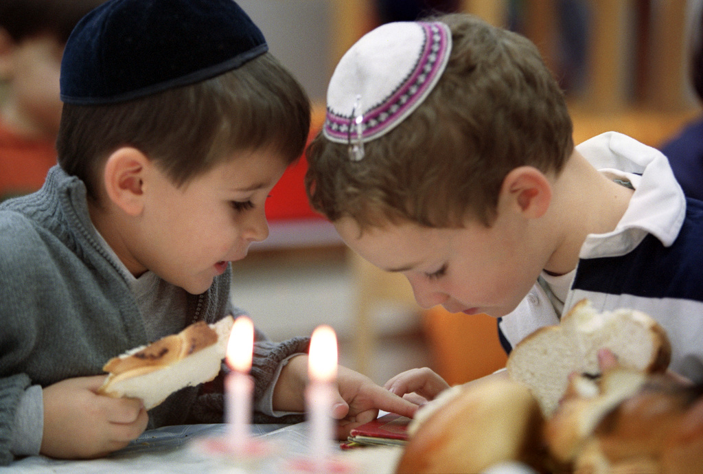 Niños judíos en el jardín de niños en Zúrich.