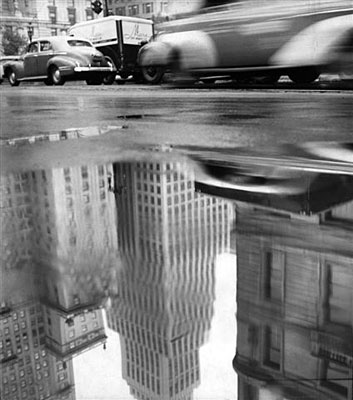 Un gran charco refleja edificios de Nueva York