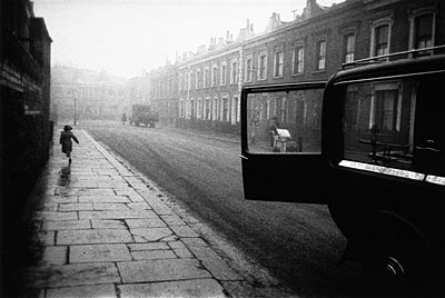 Calle bajo la niebla y un vehículo