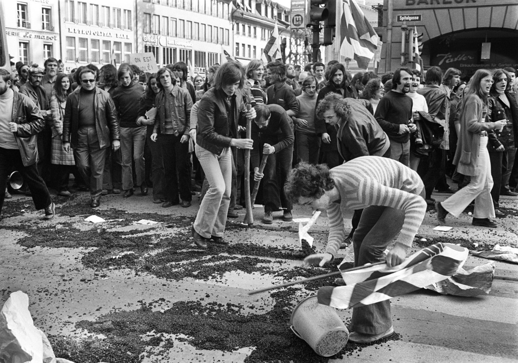 Pavés arrachés dans une rue de Berne.