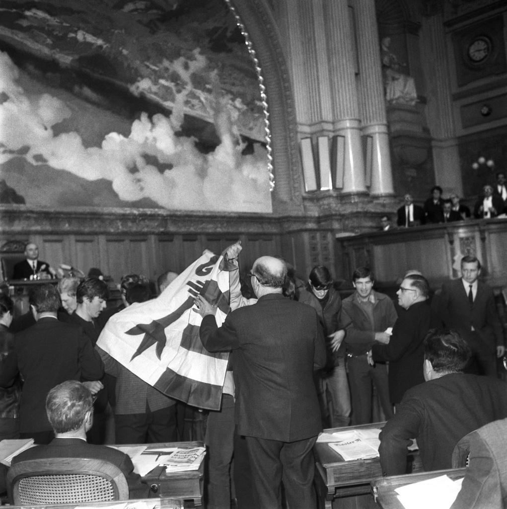 Drapeau jurassien brandi au Palais fédéral
