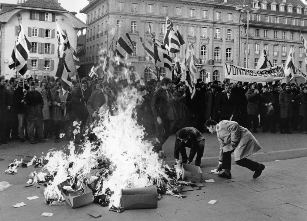 Livres brûlés dans la rue.