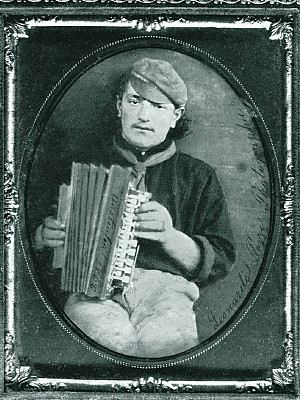 Man playing accordeon