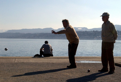 На берегу Цюрихского озера начинают летать шары для игры в петанк.