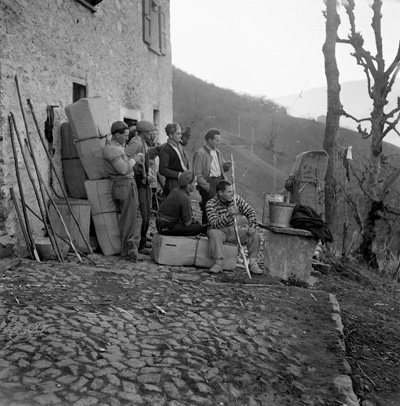 persone davanti a una casa