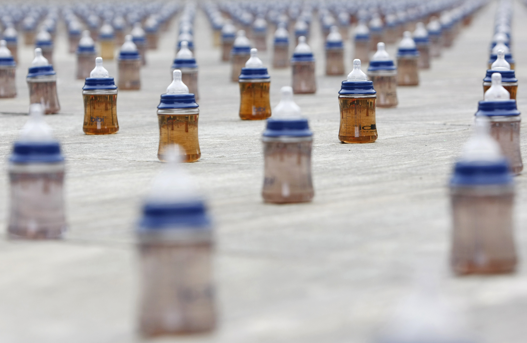 زجاجات رضاعة صغيرة الحجم فوق أرضية ساحة القصر الفدرالي