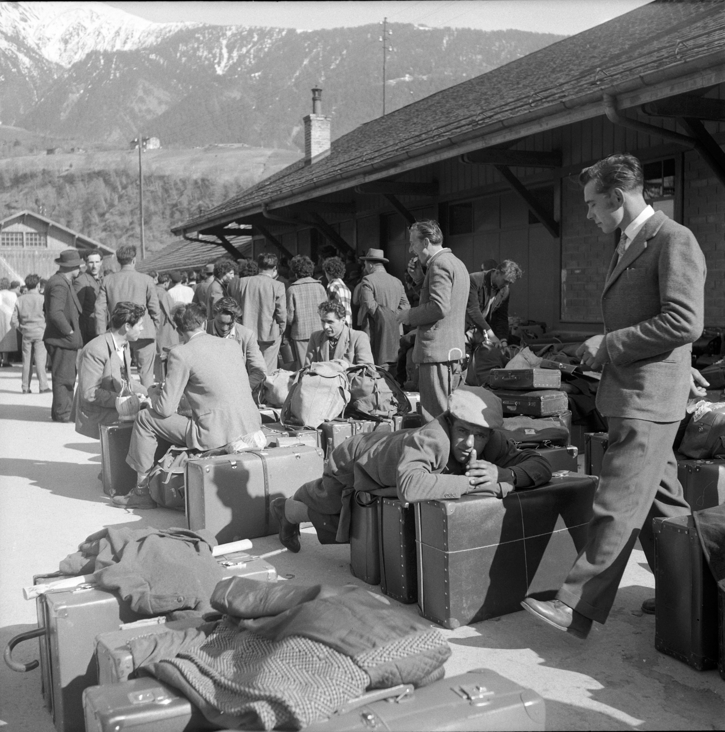 Des émigrants italiens à la gare de Brigue en 1956.