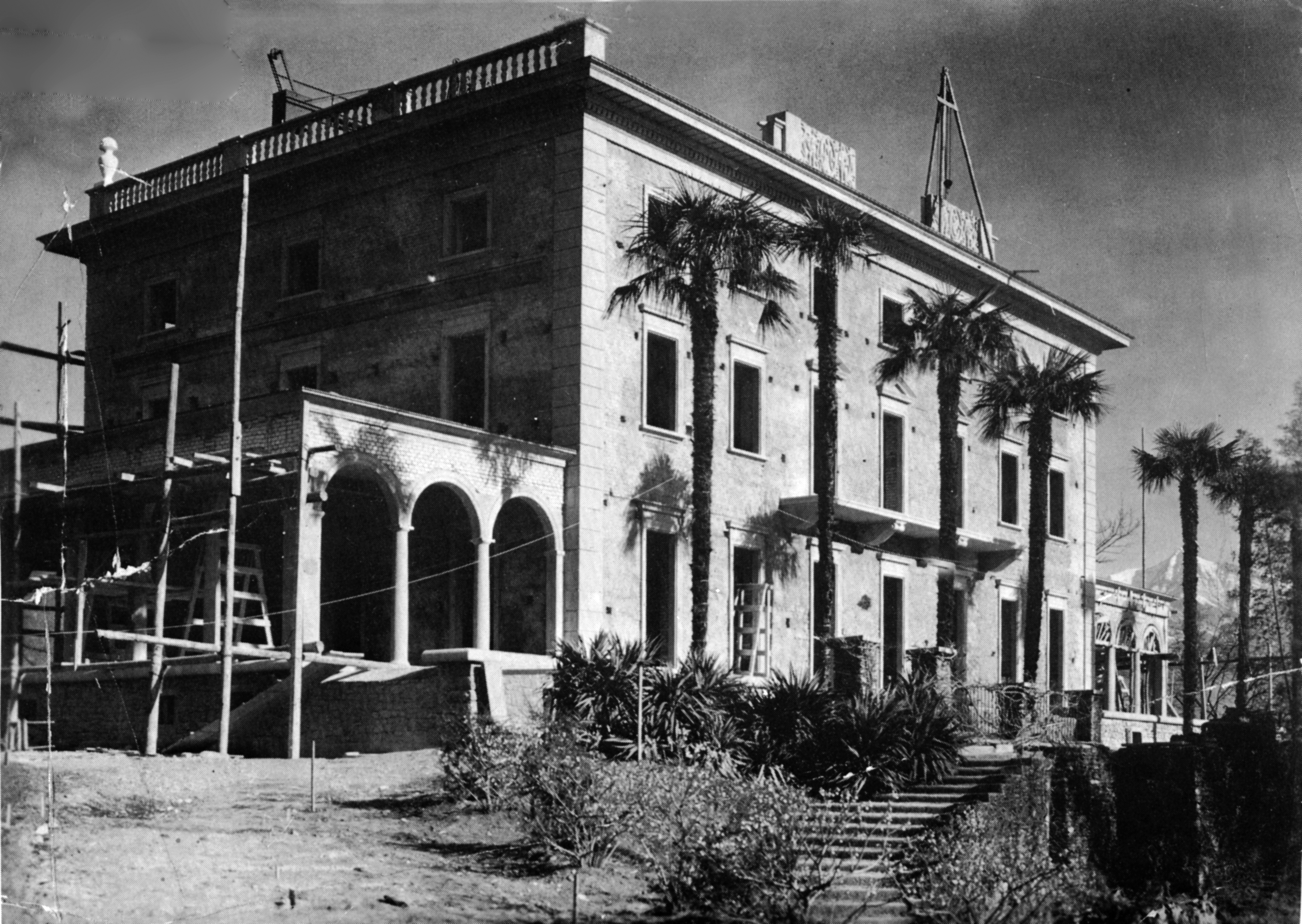 Cambia il proprietario e cambiano i gusti: Max Emden fa costruire un palazzo imponente.