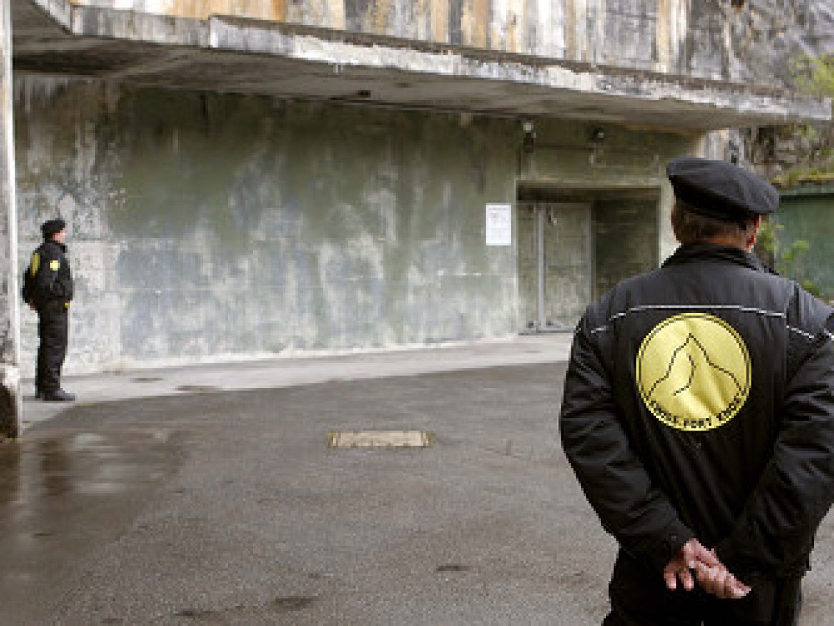 スイスアルプスの軍施設でバンキング - SWI swissinfo.ch