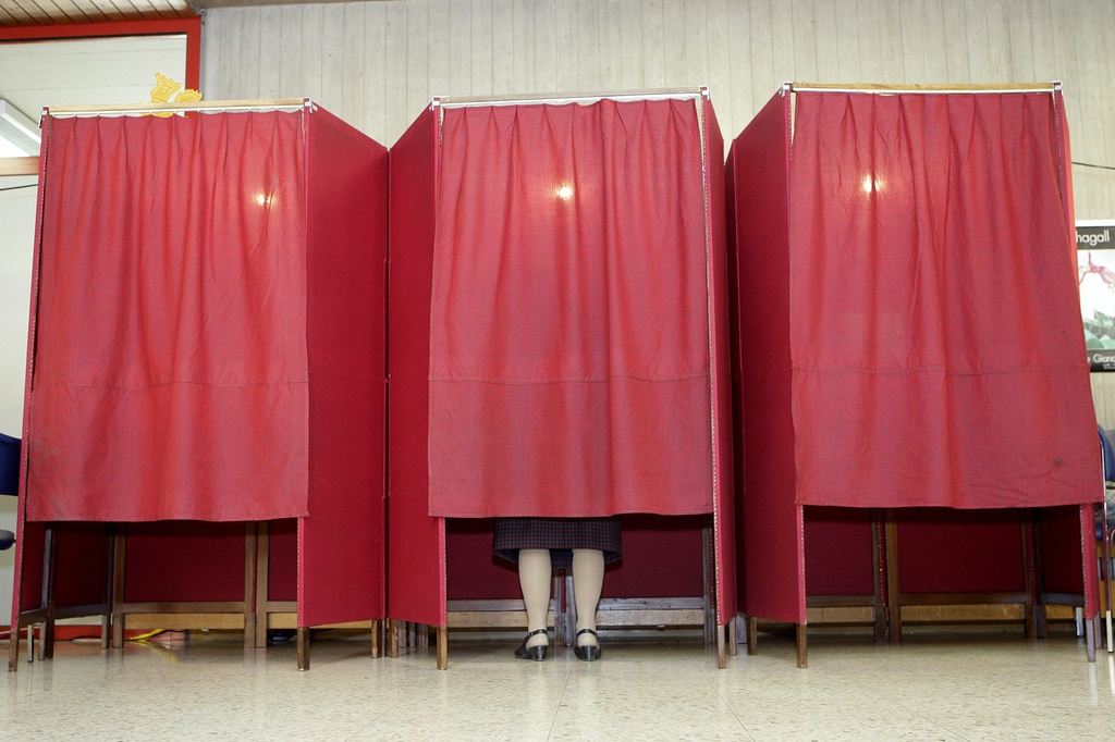 En esta imagen de archivo, una mujer rellena su boletín de voto en Sion, 2007.