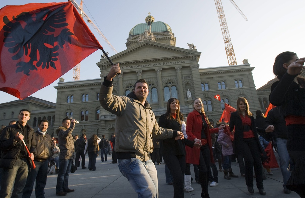 Feier der Unabhängigkeitserklärung des Kosovo vor dem Bundeshaus, 2008. 