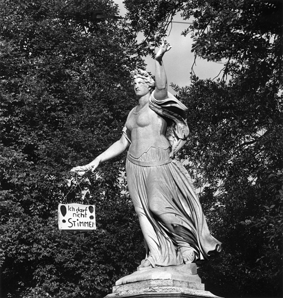 Estatua de Helvetia con cartel.