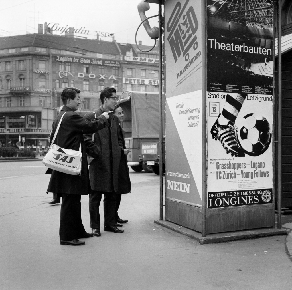 Turistas japoneses observan carteles