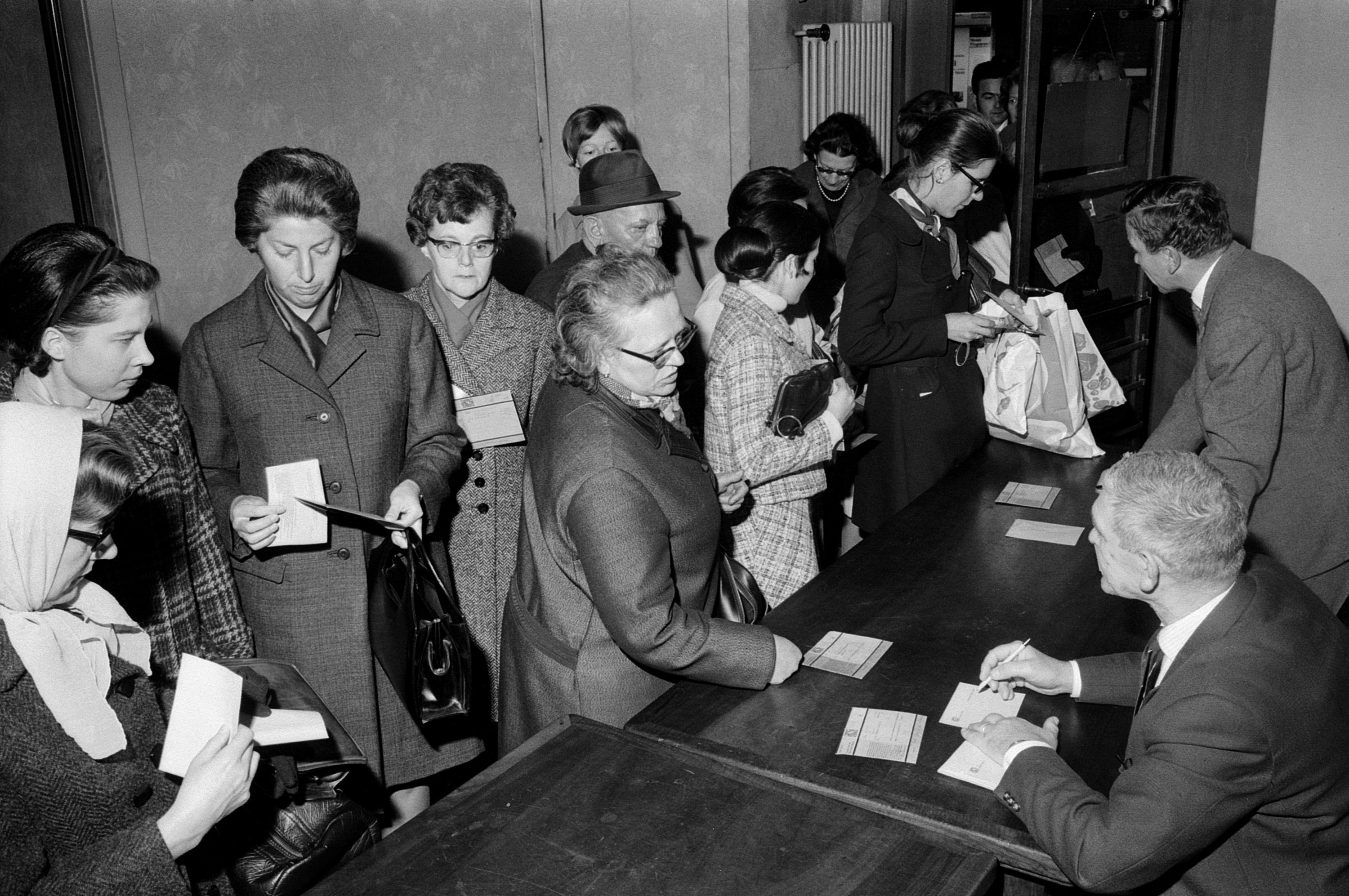 Mujeres votando