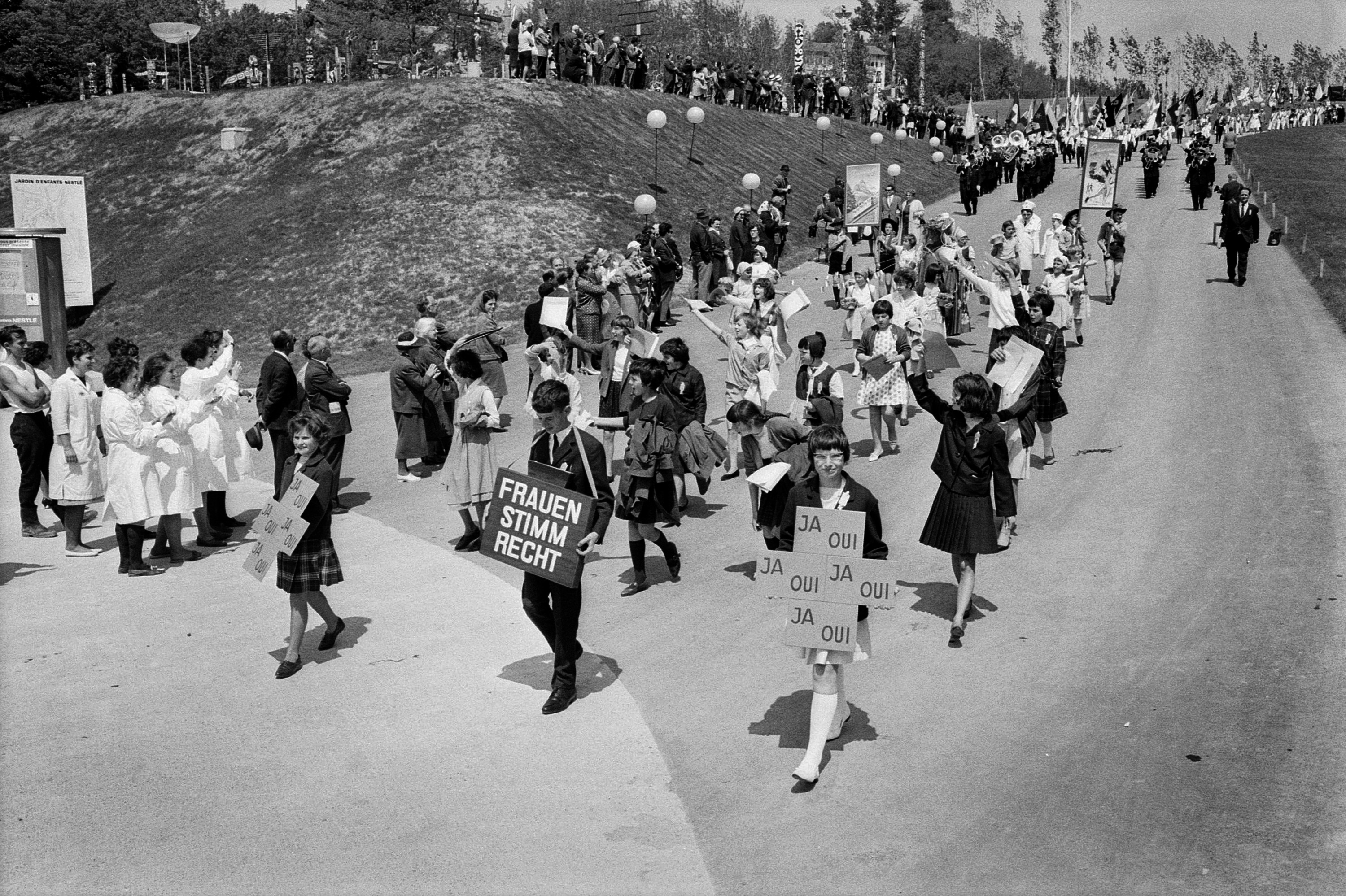 Mujeres con pancartas