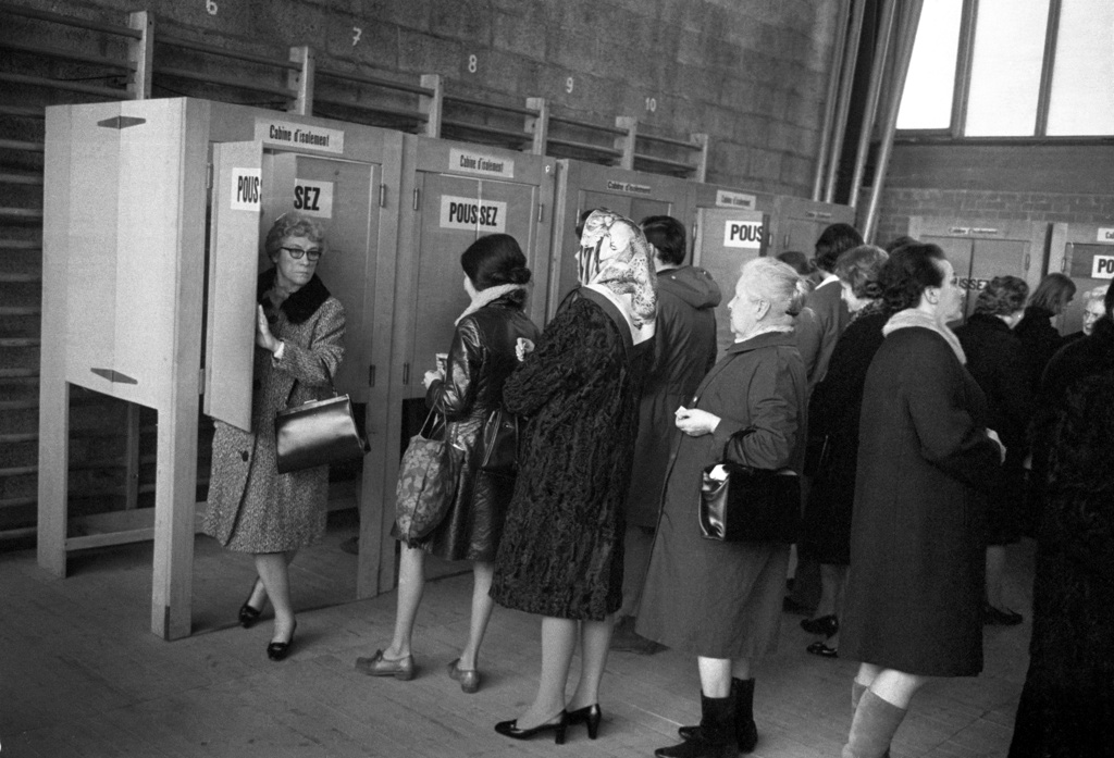 Mujeres en centro de votación.