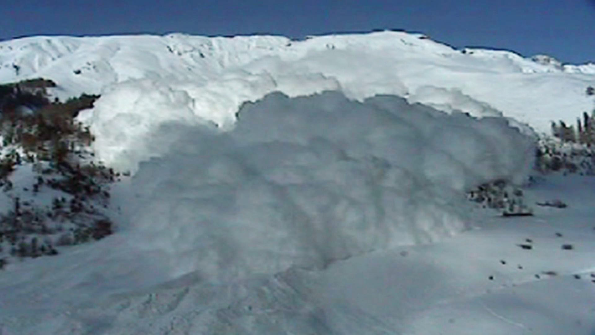 Eine Lawine donnert einen Berg hinunter