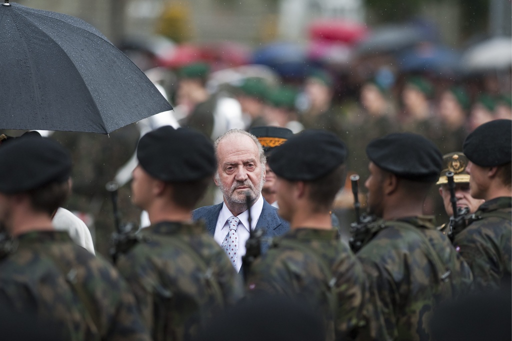 Le roi d Espagne Juan Carlos devant des soldats suisses