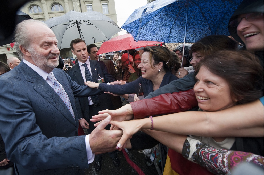 Juan carlos saluda a la gente en Berna.