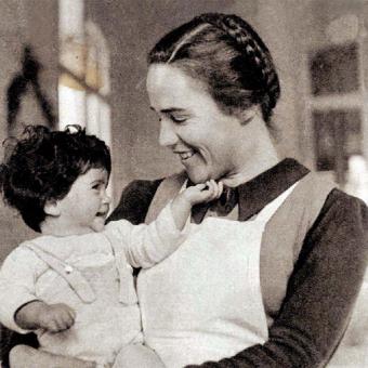 La enfermera suiza Elisabeth Eidenbenz con un niño en brazos