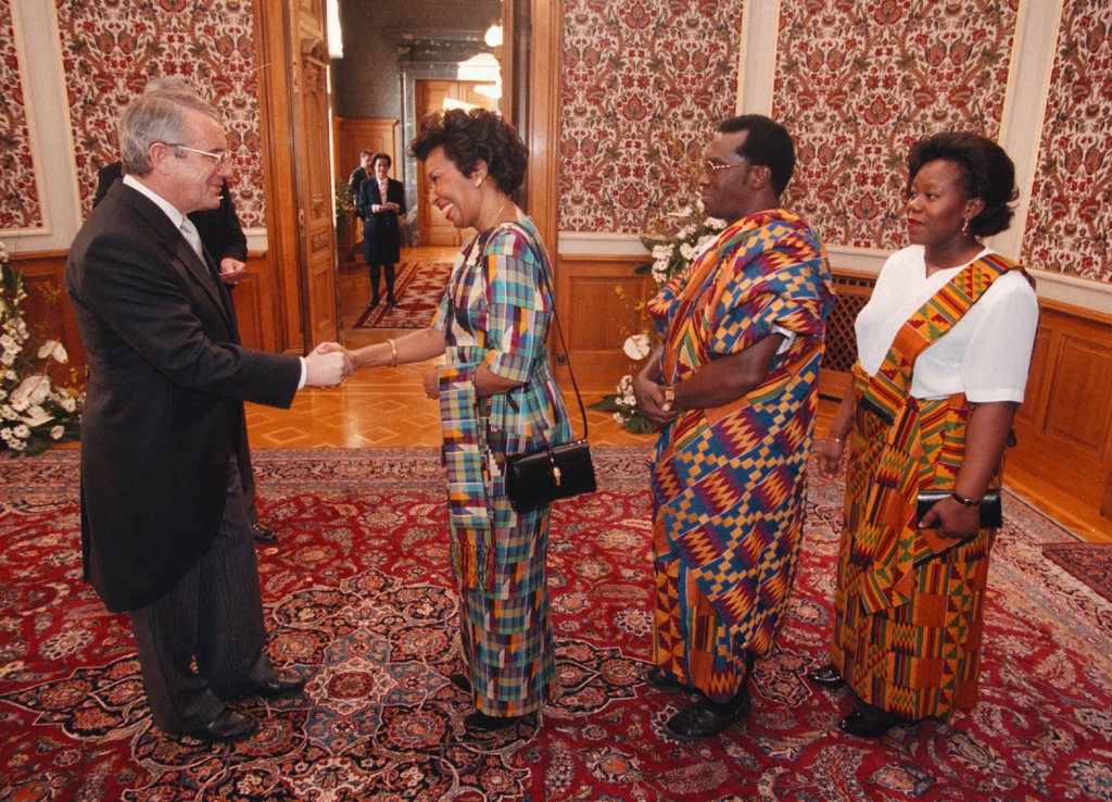 新年のレセプションでガンビアからの代表団を出迎えるアーノルド・コラー大統領。１９９７年