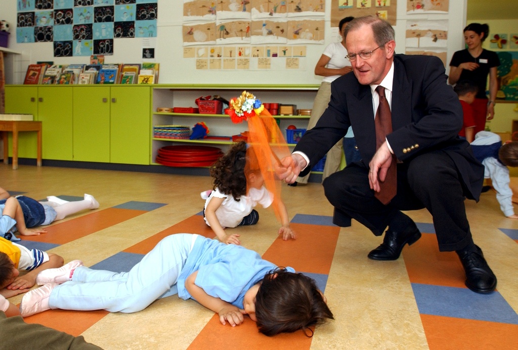 2004年、ティチーノ州の幼稚園を訪問したジョセフ・ダイス大統領