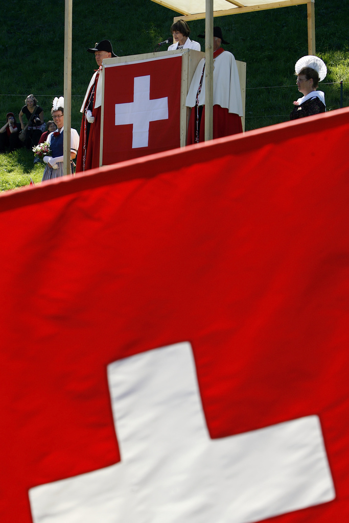 近代スイス生誕の地、リュトリの丘で演説するミシェリン・カルミ・レ大統領。２００７年８月１日