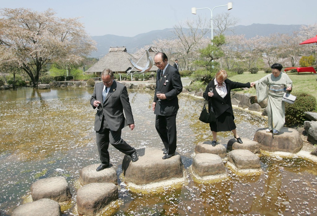 2005年の愛知万博で、新城市長に付き添われ、日本の春を楽しむサミュエル・シュミット大統領とヴェレナ夫人