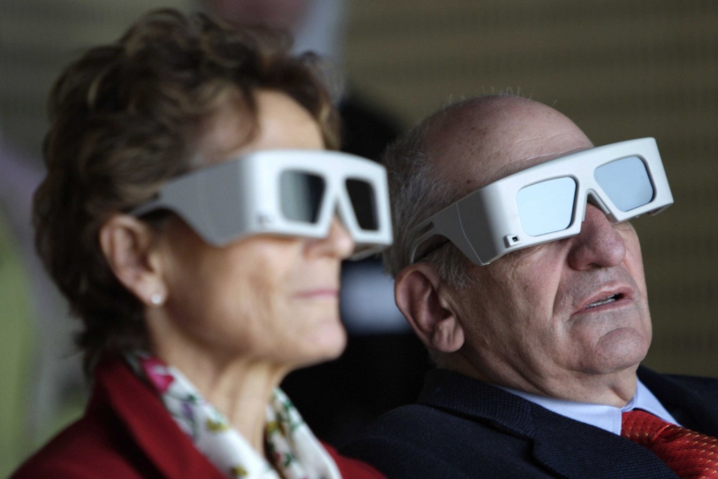 エジプトを公式訪問し、3Dのアニメ映画を鑑賞するパスカル・クシュパン大統領とブリジット夫人。2008年、エジプトのアレクサンドリア図書館で