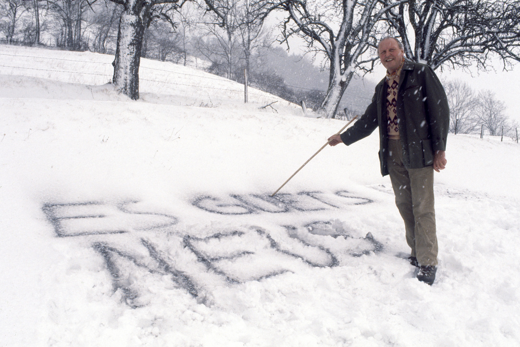「新年おめでとう」と雪に書いたヴィリ・リチャード大統領。１９７８年