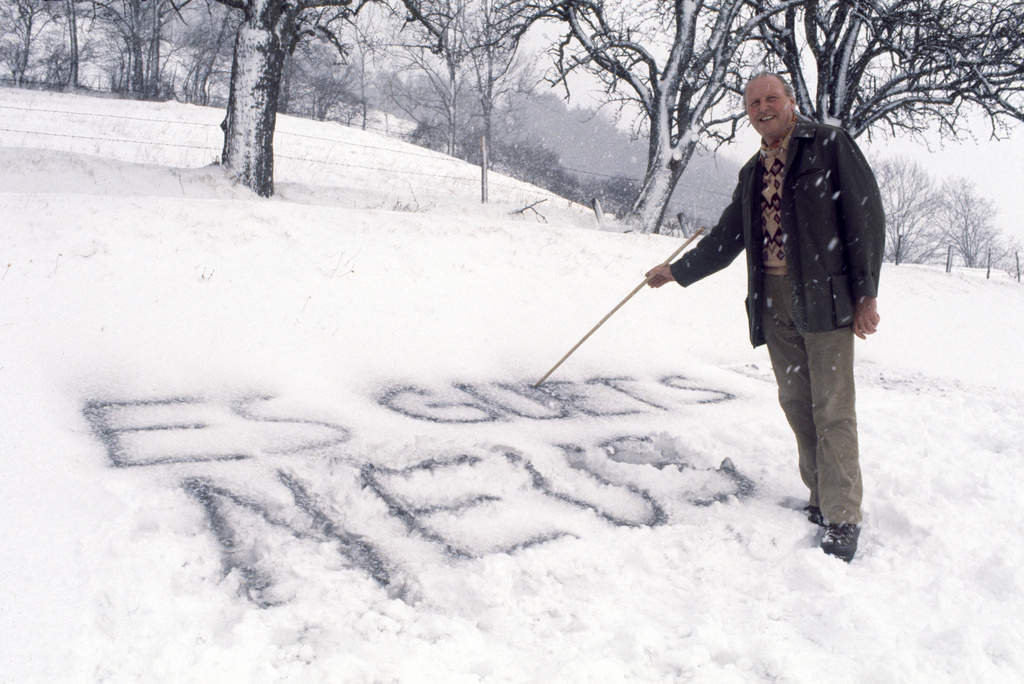 「新年おめでとう」と雪に書いたヴィリ・リチャード大統領。1978年