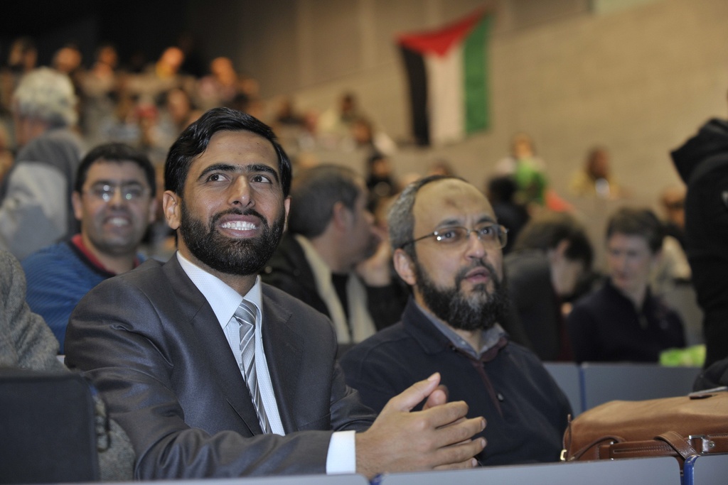 Pesone in una sala conferenze