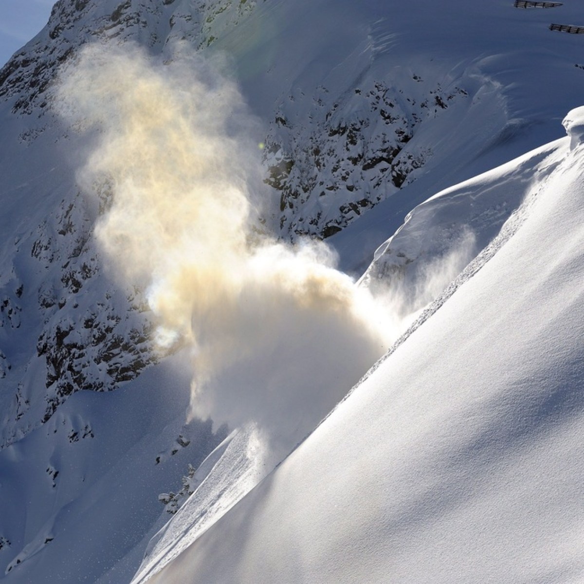 Avalanche blasts rise during record winter - SWI swissinfo.ch