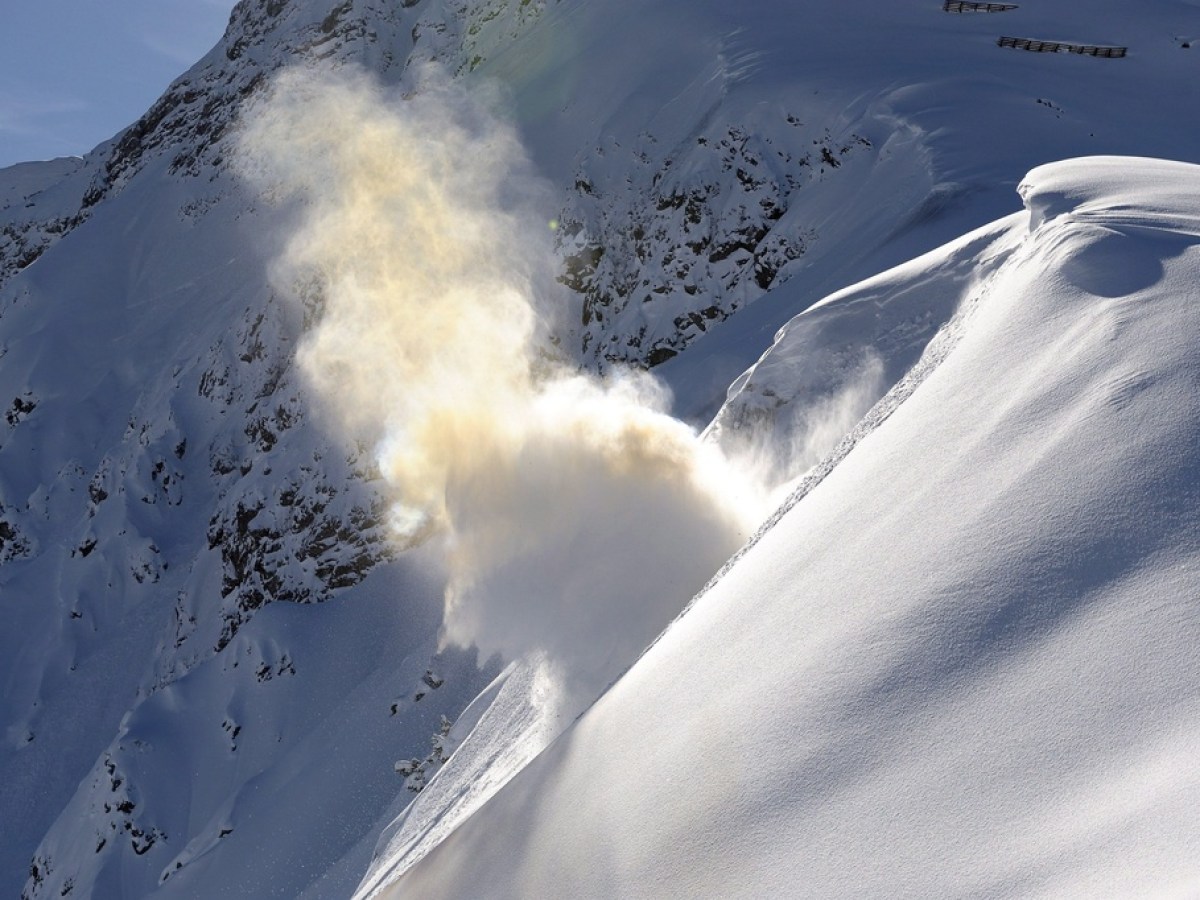 严冬：瑞士加强人工引发雪崩力度- SWI swissinfo.ch