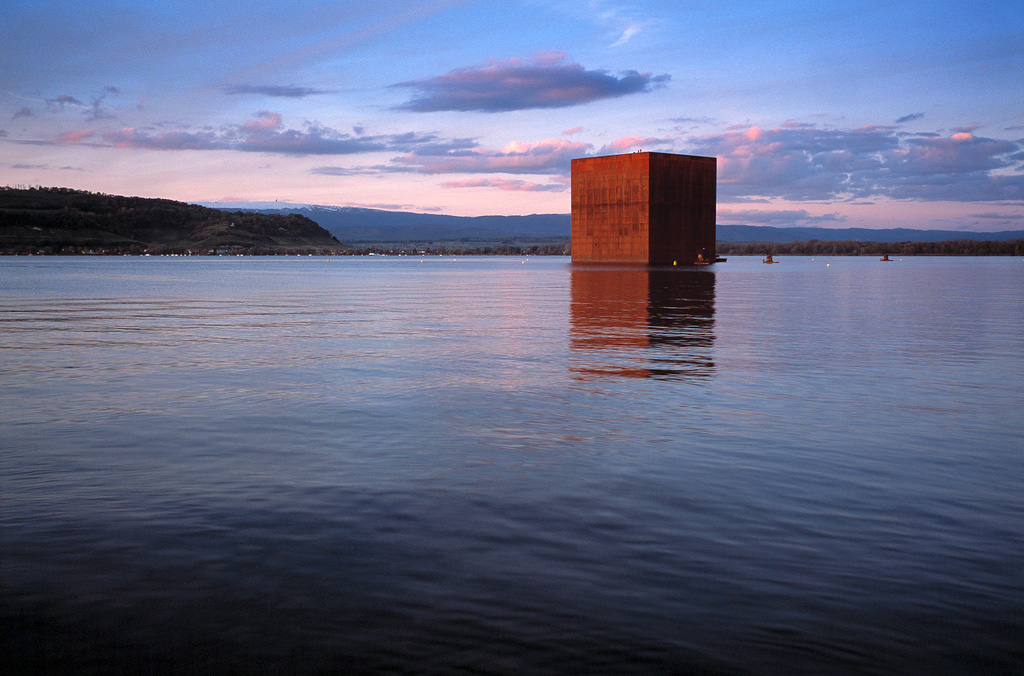 慶祝“開放”：矗立在納沙泰爾湖上由生鏽的鐵組成的巨大方塊成為了當年國家博覽會“Expo 02”的象徵。