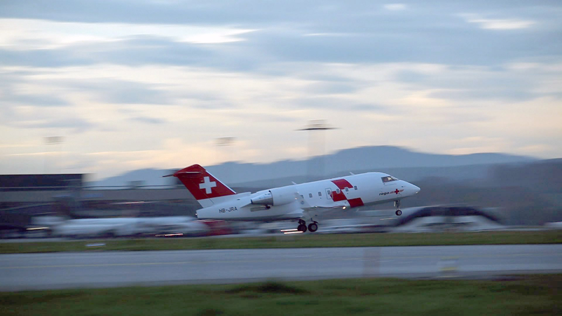 Avión de rega despegando de una pista