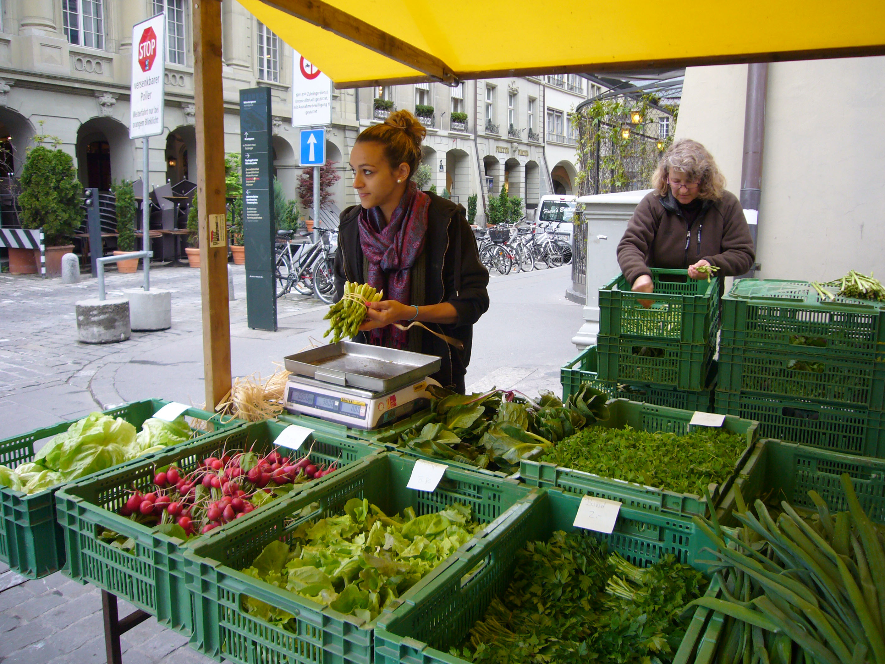 野菜市場の売り子の女性