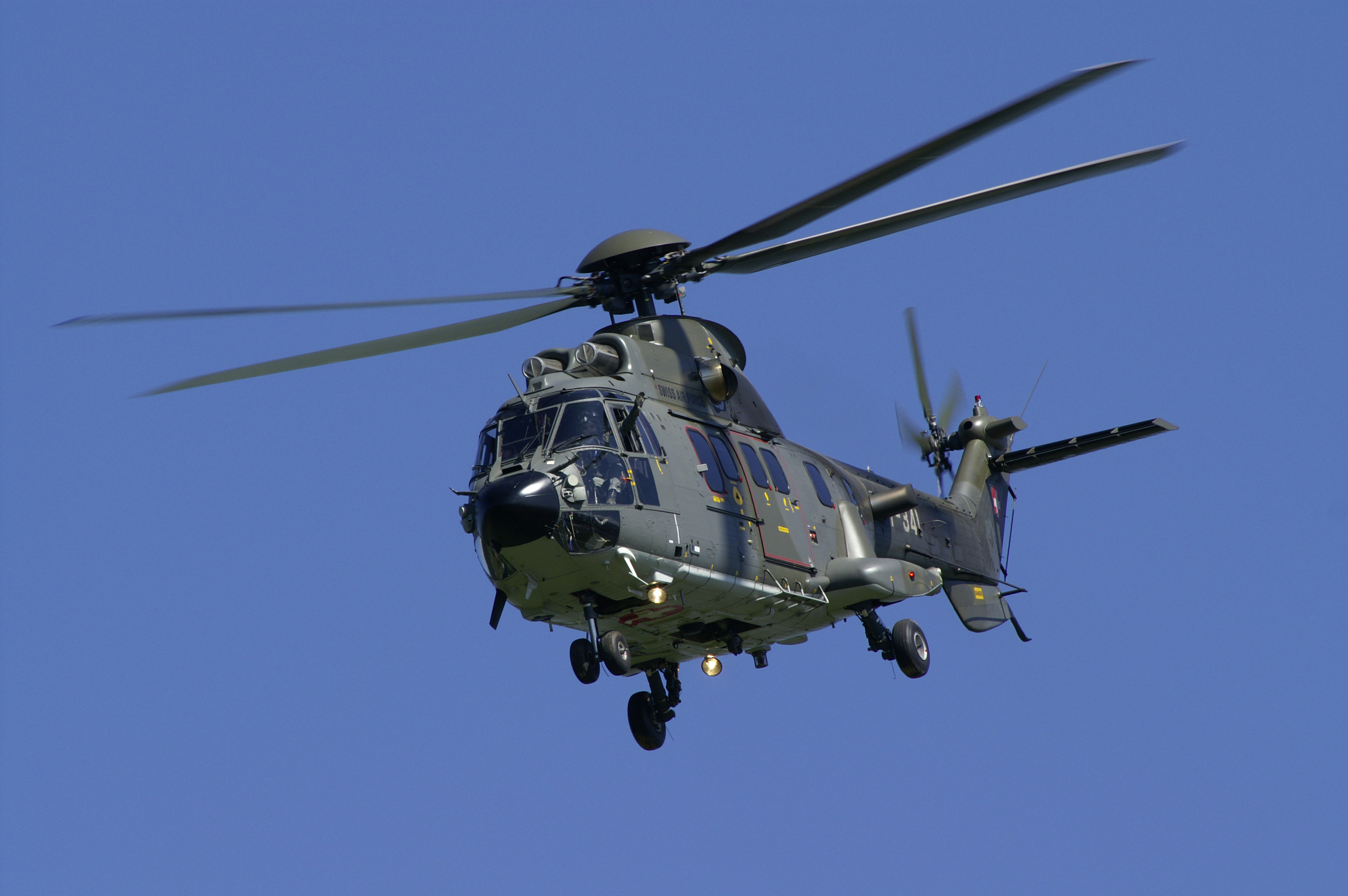 Многоцелевой вертолёт Aérospatiale AS.332.M1 Super Puma Производитель: Aérospatiale Marignane, Франция; первый полёт состоялся 13 сентября 1978 г., серийное производство было начато в 1980 году. Сферы применения: транспортные перевозки, проведение спасательных операций; пассажировместимость/грузоподъемность: до 20 человек или максимально 4 тонны груза; на вооружении швейцарских ВВС находится 15 вертолетов этого типа (фото: RDB).
