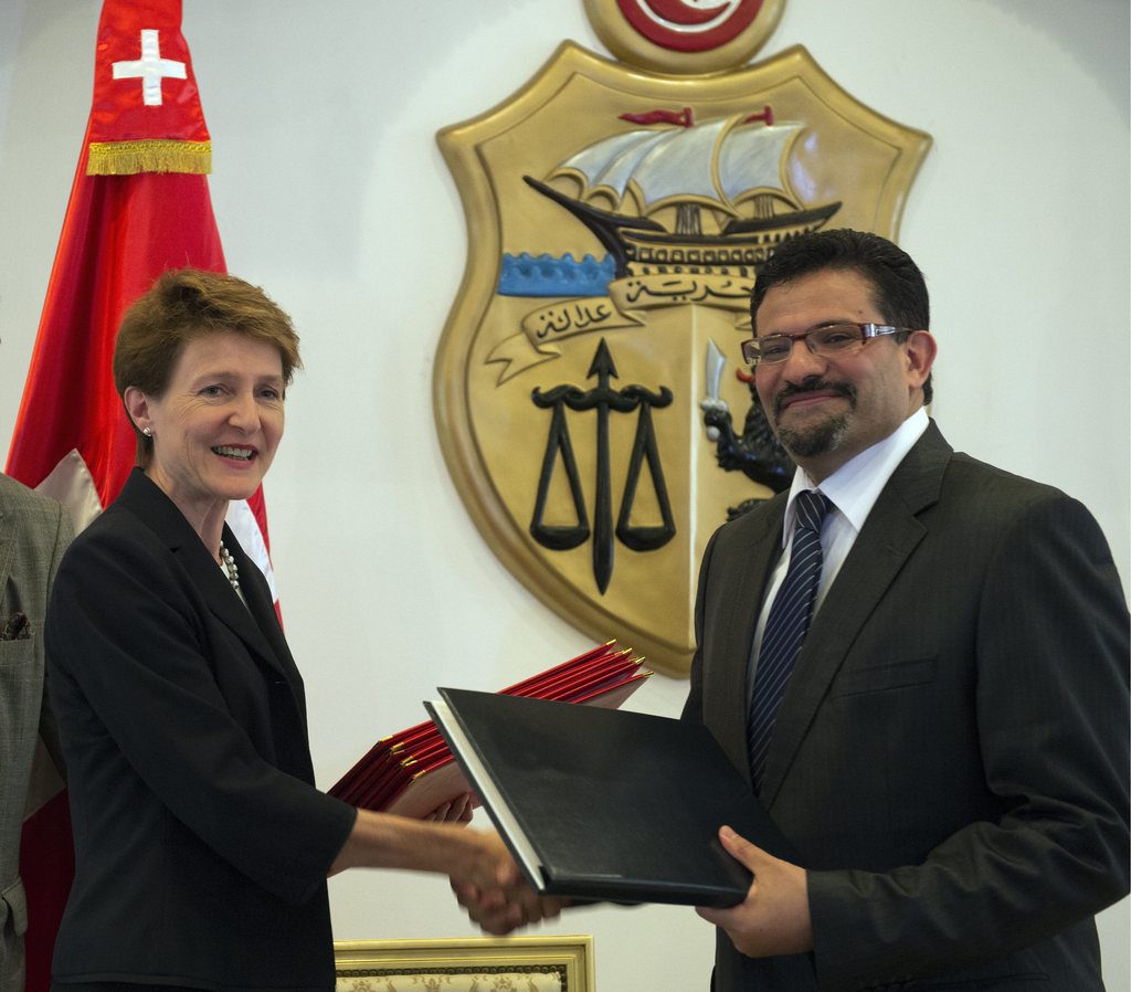 ministra suiza y ministro de Túnez tras firmar el acuerdo bilateral