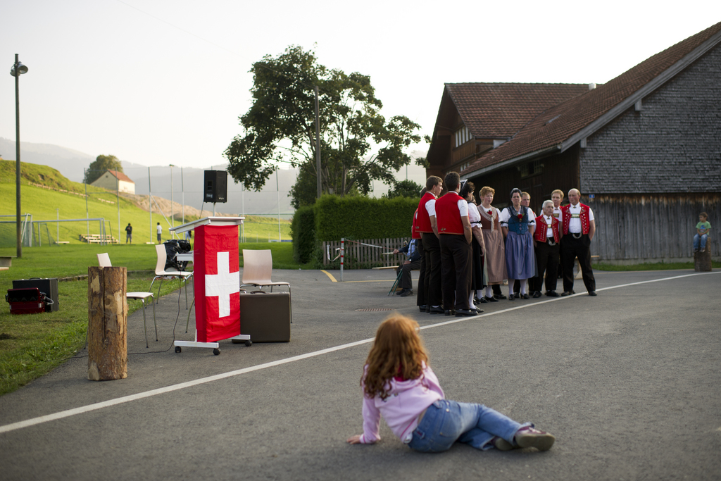 Перед торжественной речью: хор певцов в стиле йодль на празднике 1-го августа в деревне Урнеш (Urnäsch),