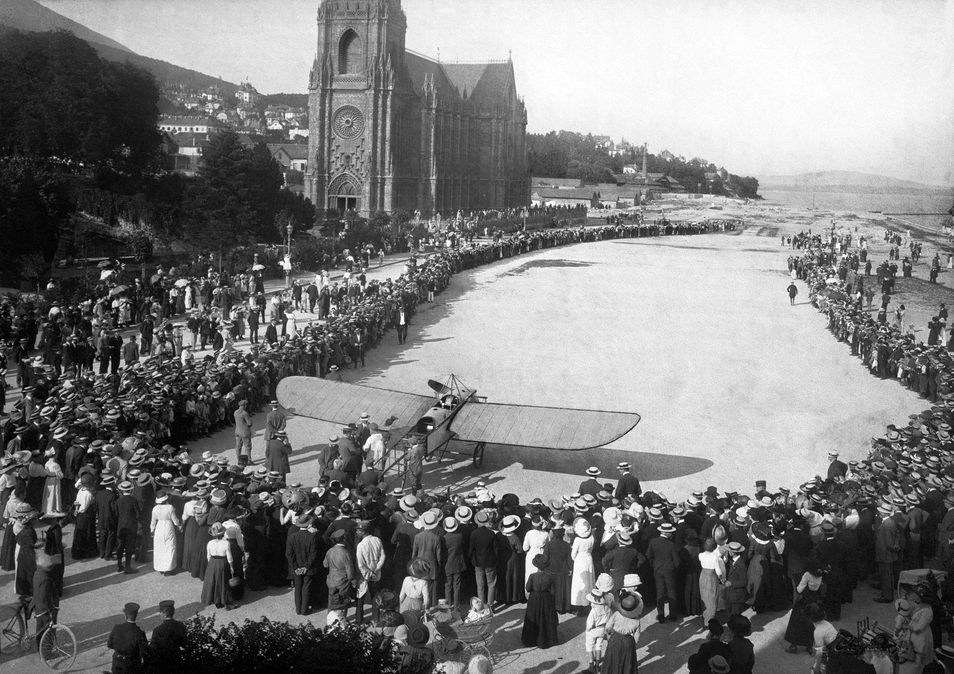 Spectators surround Bider s plane