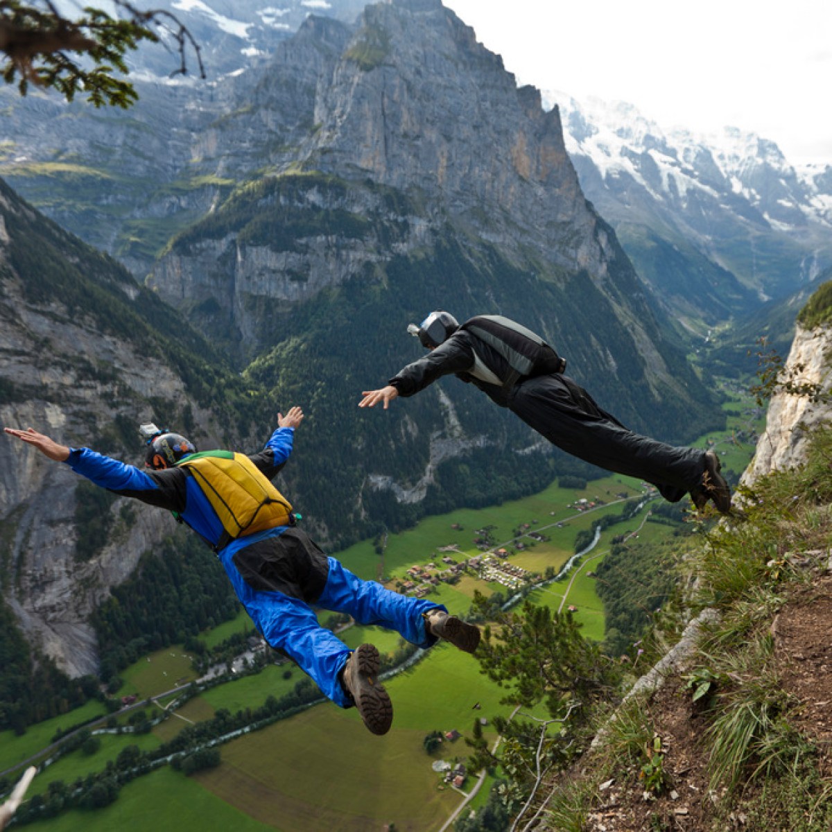 Tragedija na severu Italije: med skokom s padalom življenje izgubil 39-letni Slovenec – trčil je v goro in obvisel